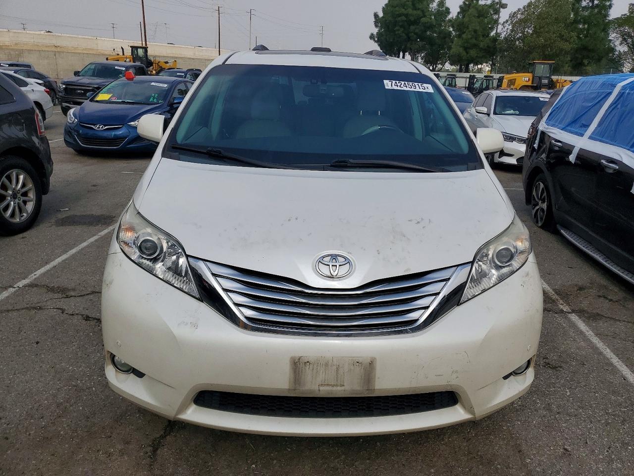2012 TOYOTA SIENNA
