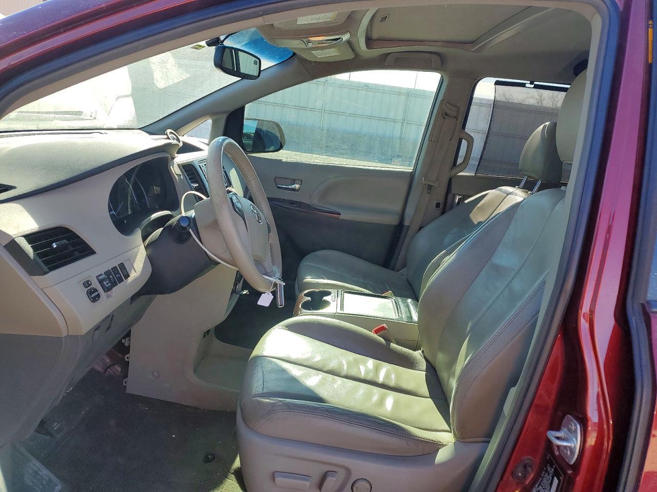 2013 TOYOTA SIENNA