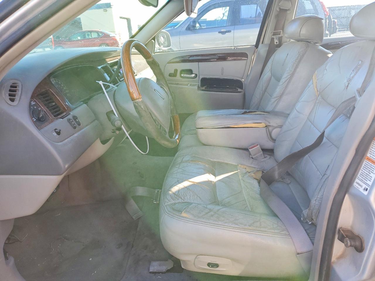 2002 LINCOLN Town Car