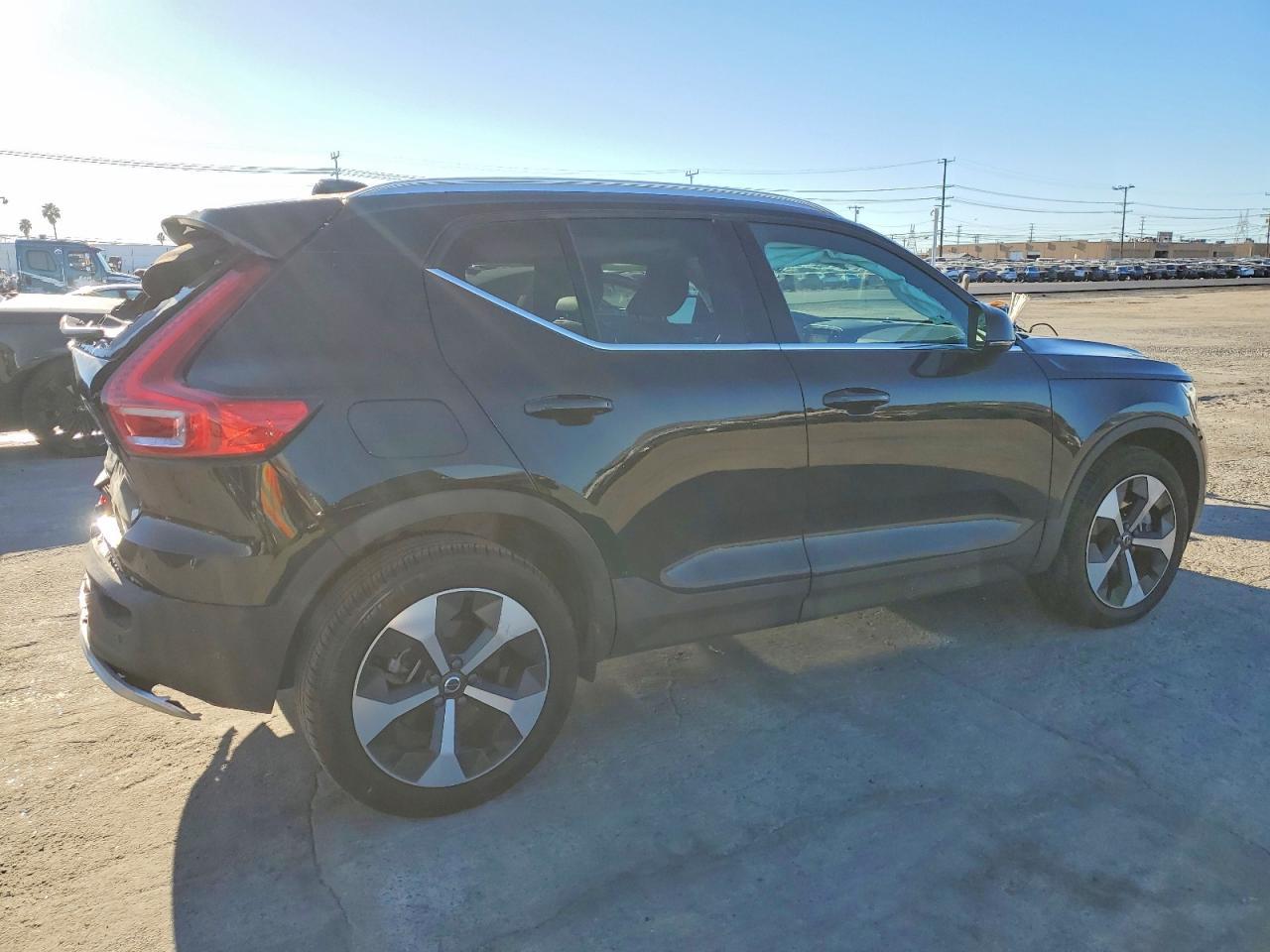 2025 VOLVO XC40