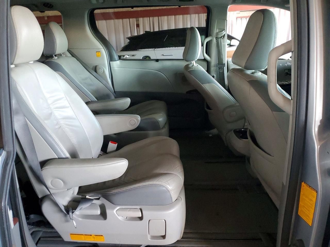 2012 TOYOTA SIENNA