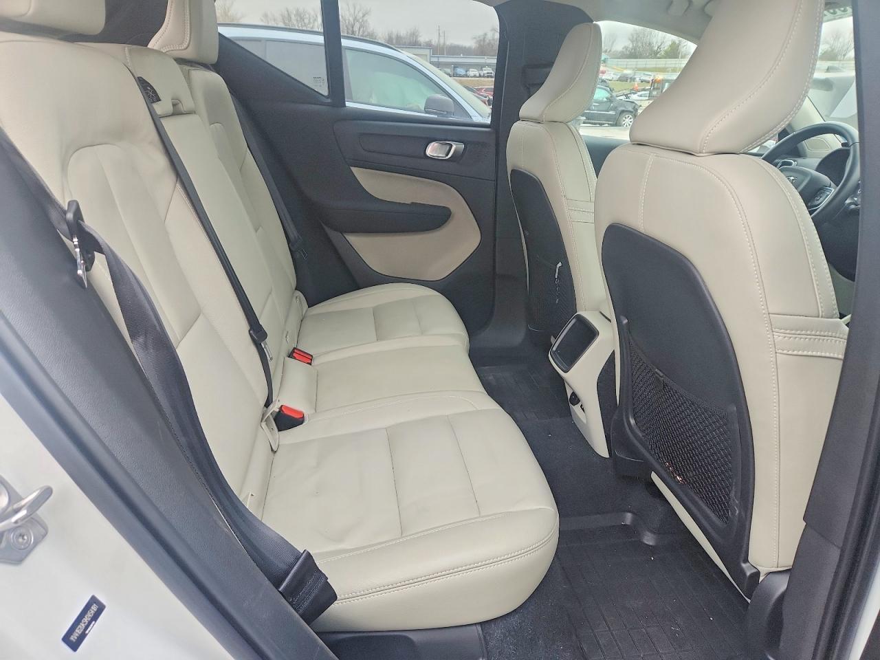 2021 VOLVO XC40