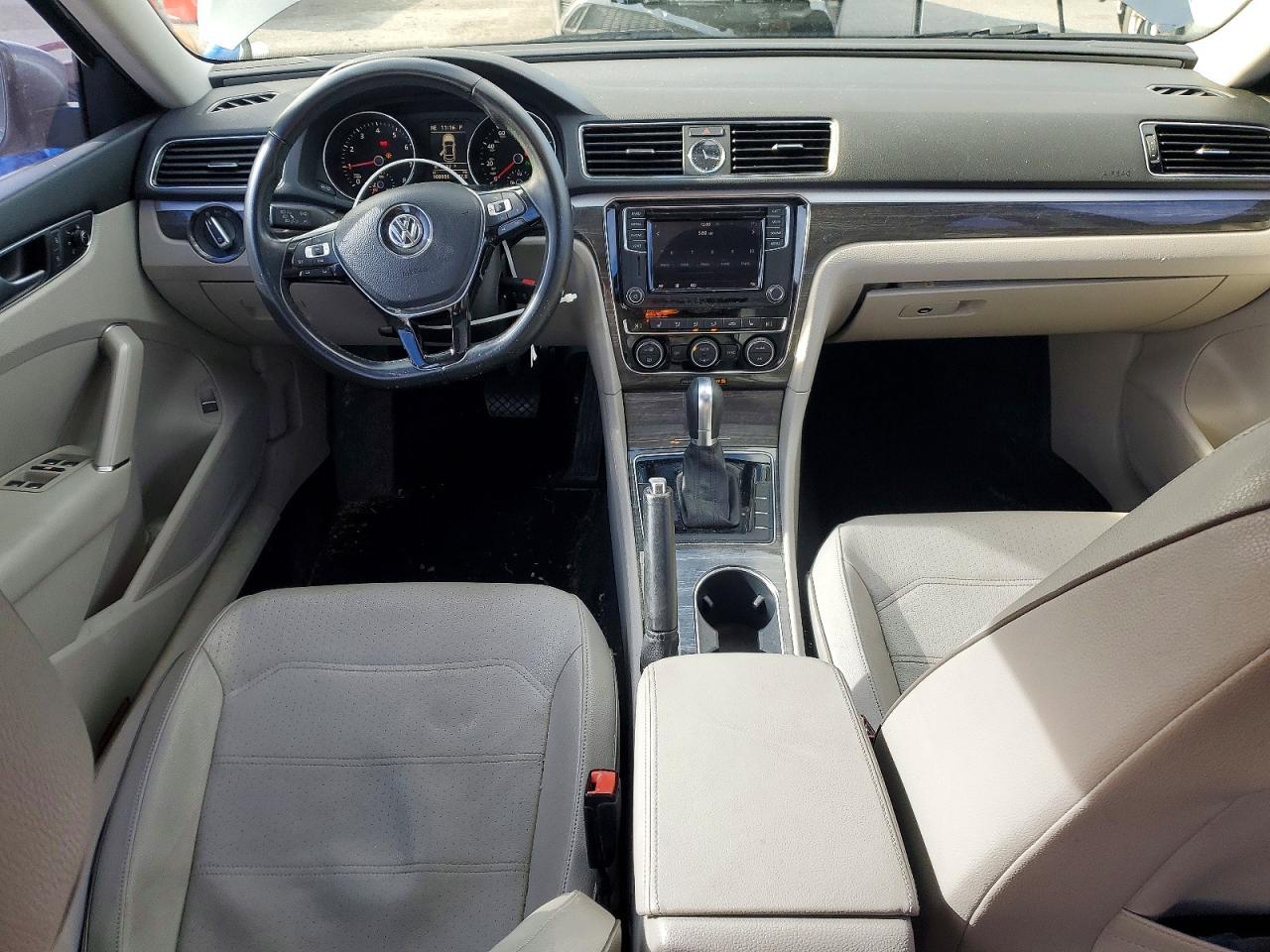 2016 VOLKSWAGEN Passat