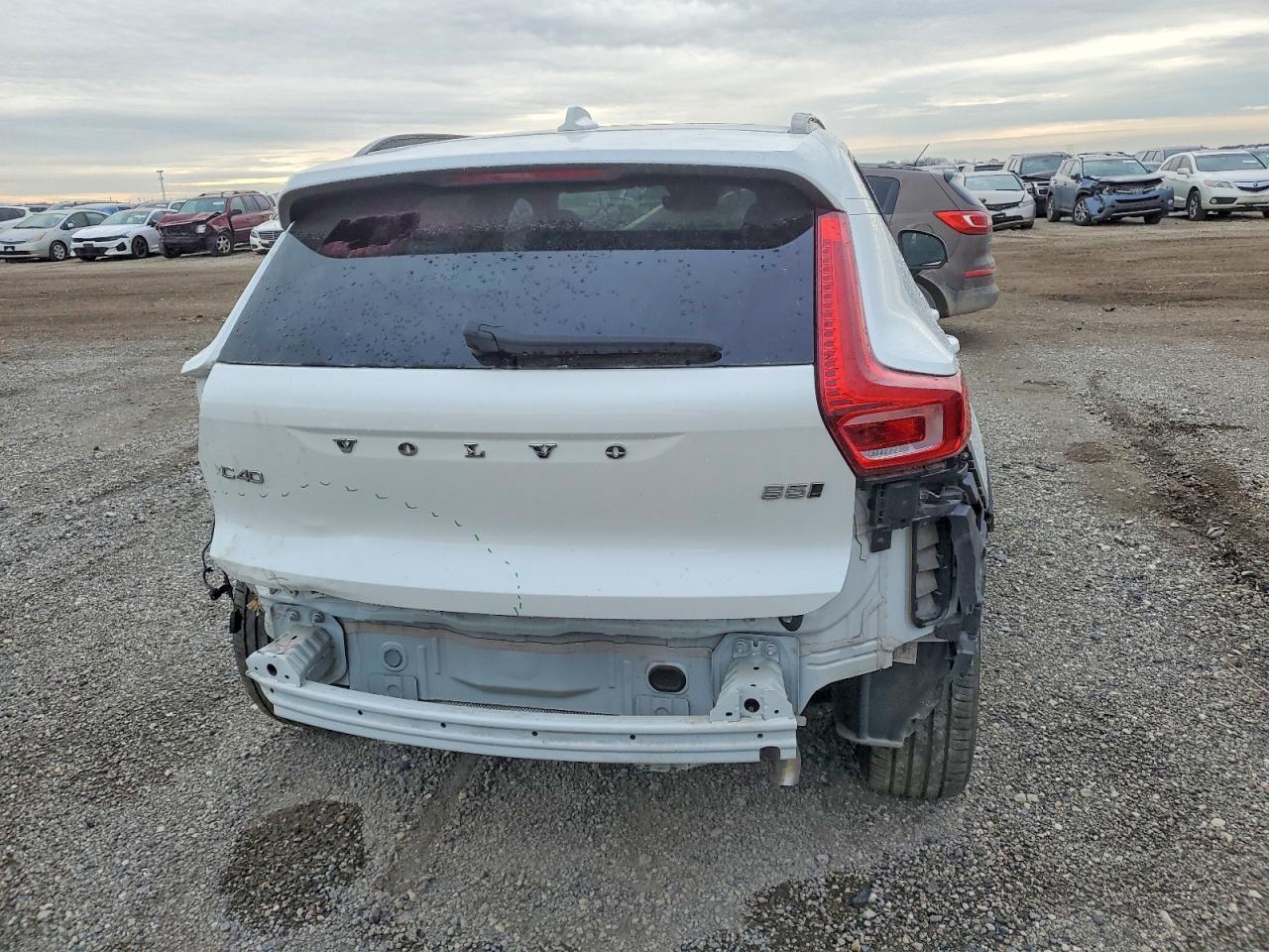 2024 VOLVO XC40
