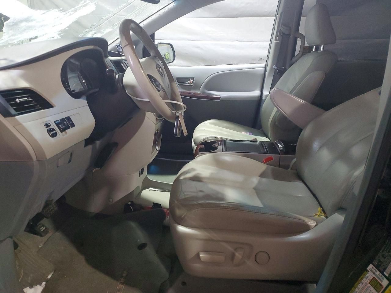2014 TOYOTA SIENNA