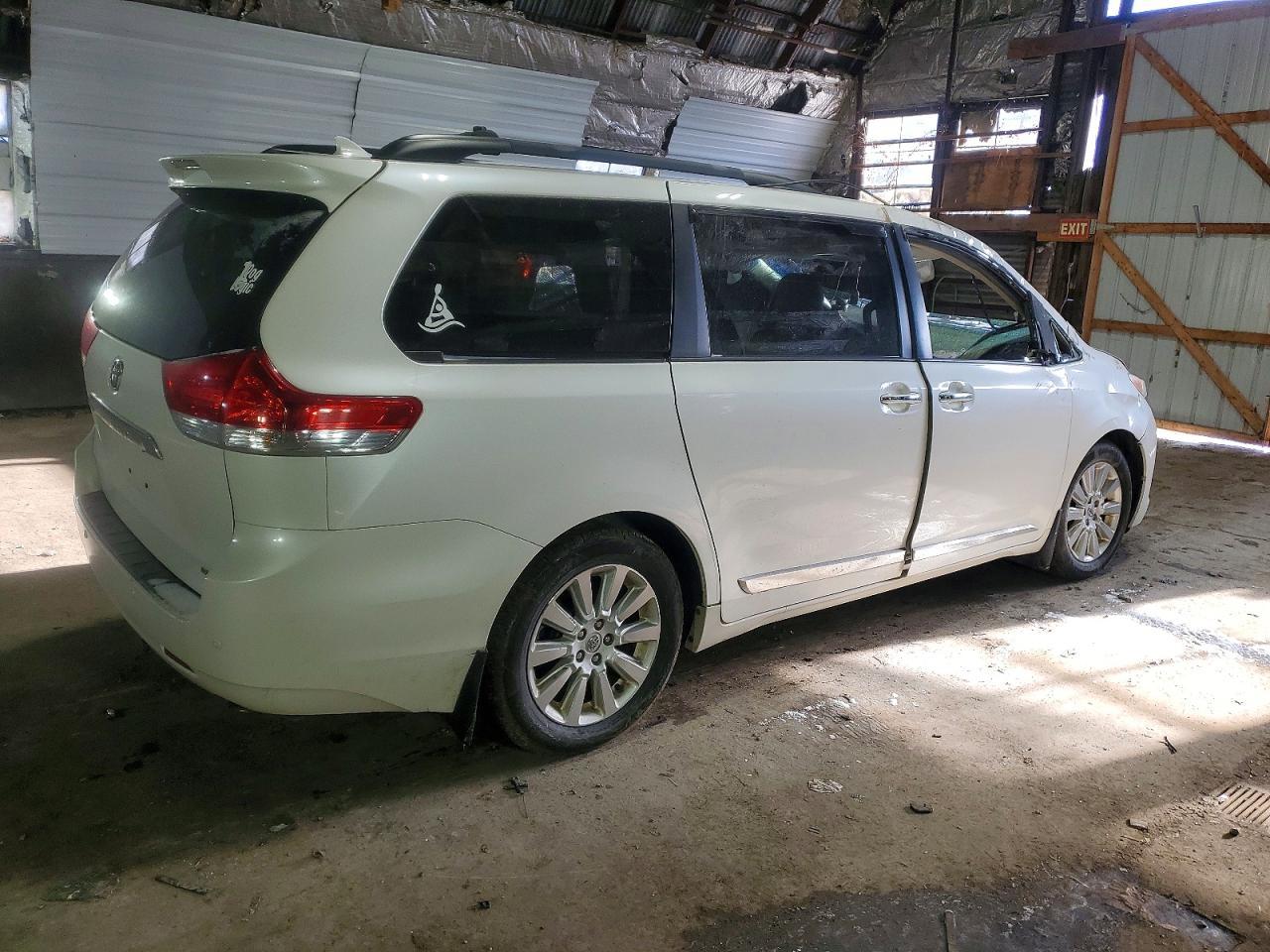 2014 TOYOTA SIENNA