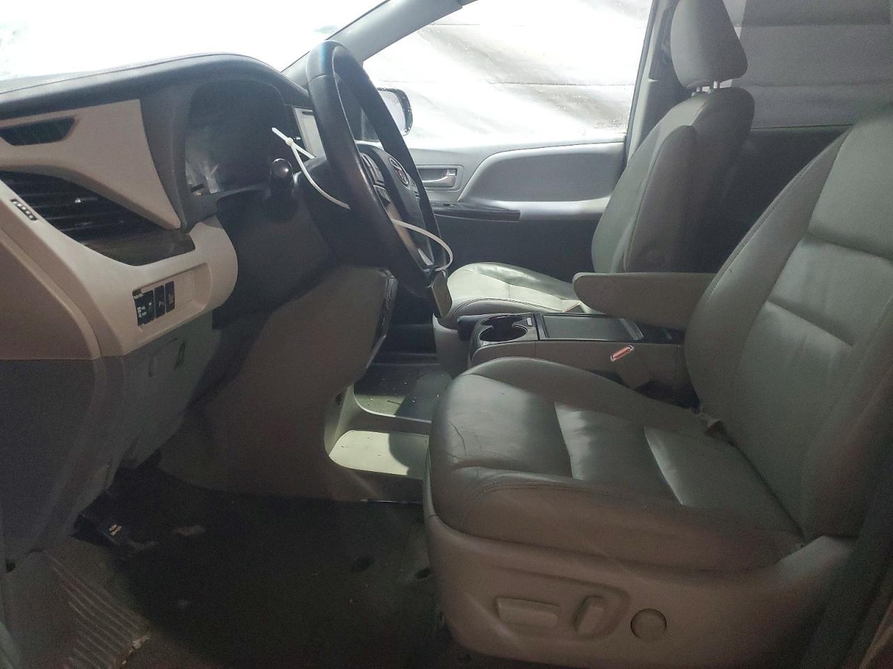 2015 TOYOTA SIENNA