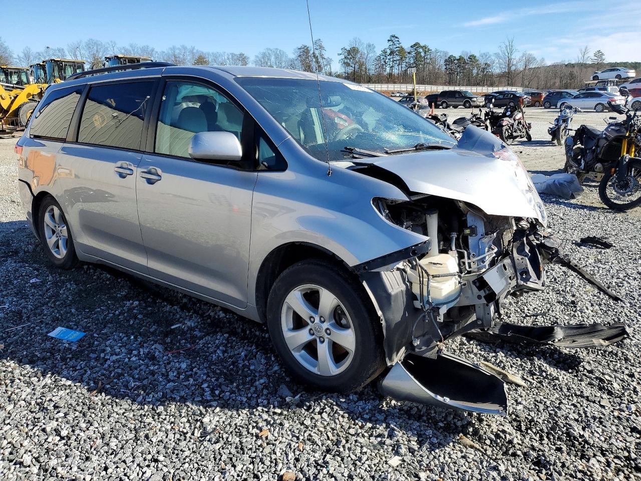 2011 TOYOTA SIENNA