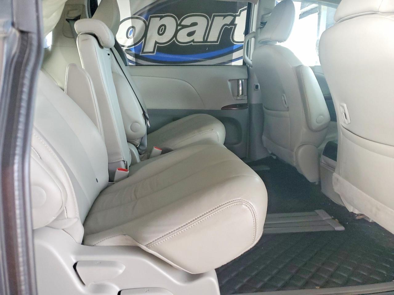 2014 TOYOTA SIENNA
