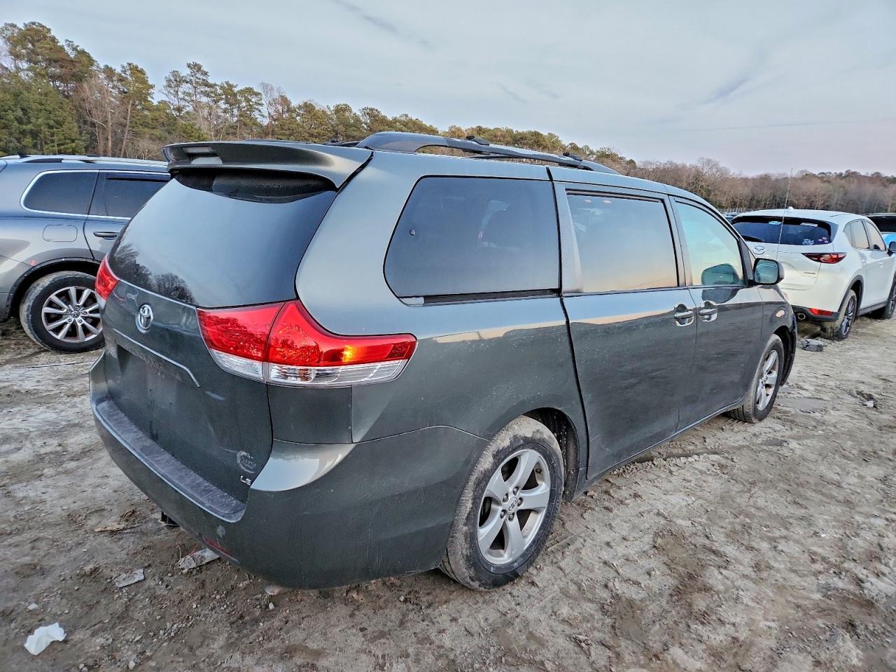 2011 TOYOTA SIENNA