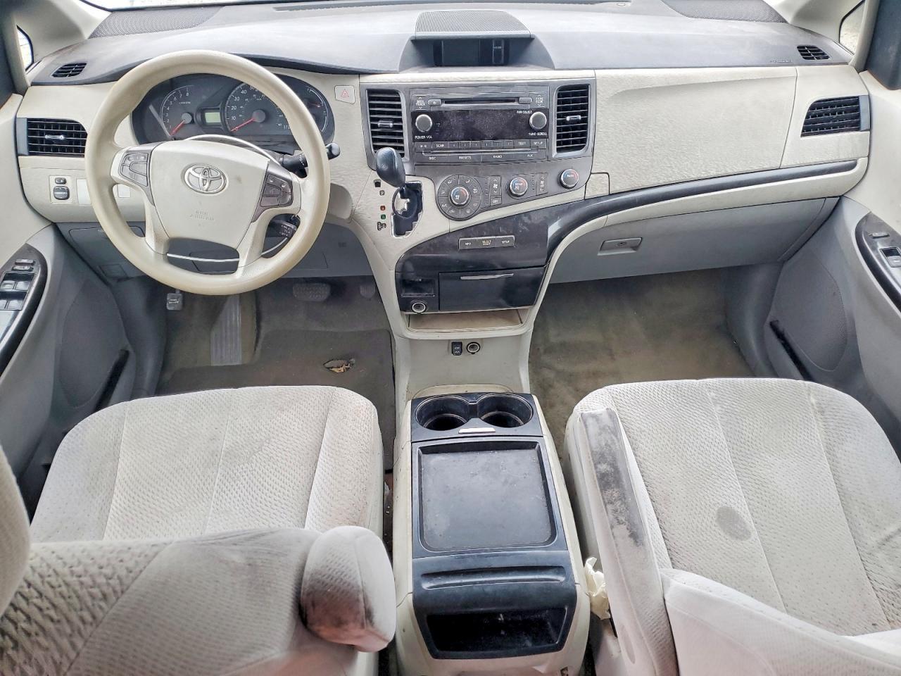2011 TOYOTA SIENNA