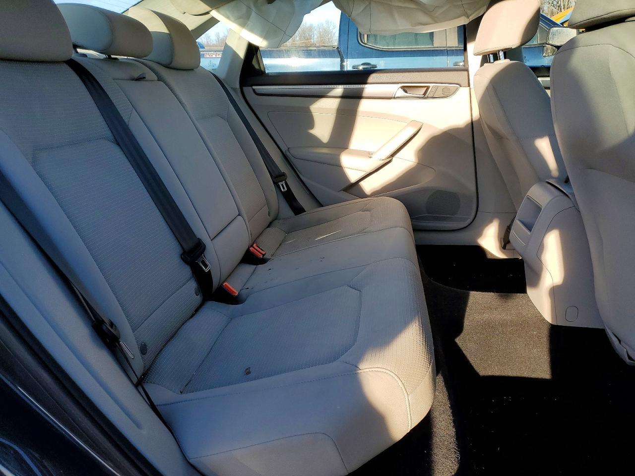 2016 VOLKSWAGEN Passat
