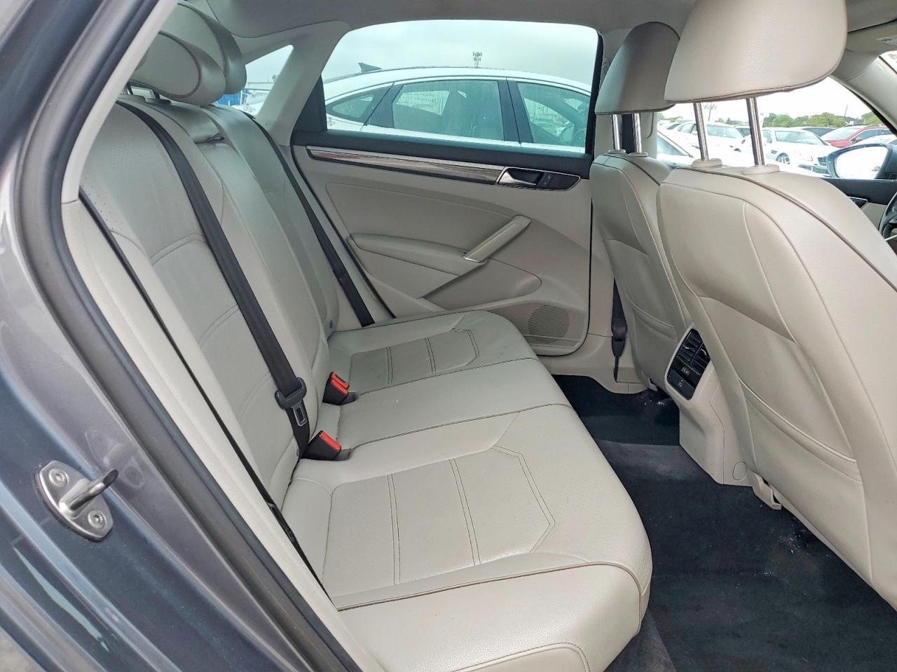 2017 VOLKSWAGEN Passat