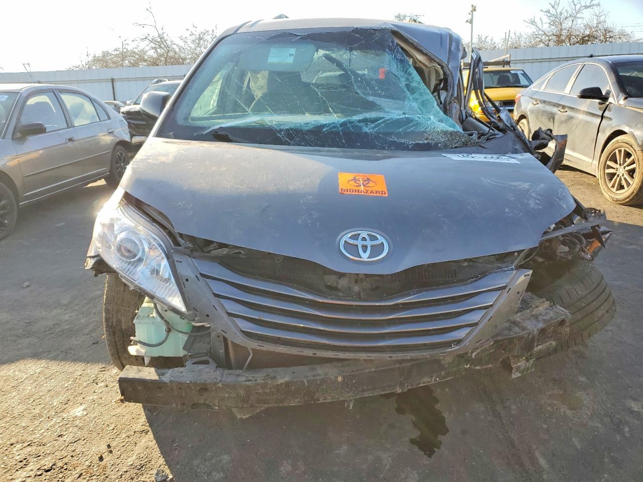 2016 TOYOTA SIENNA