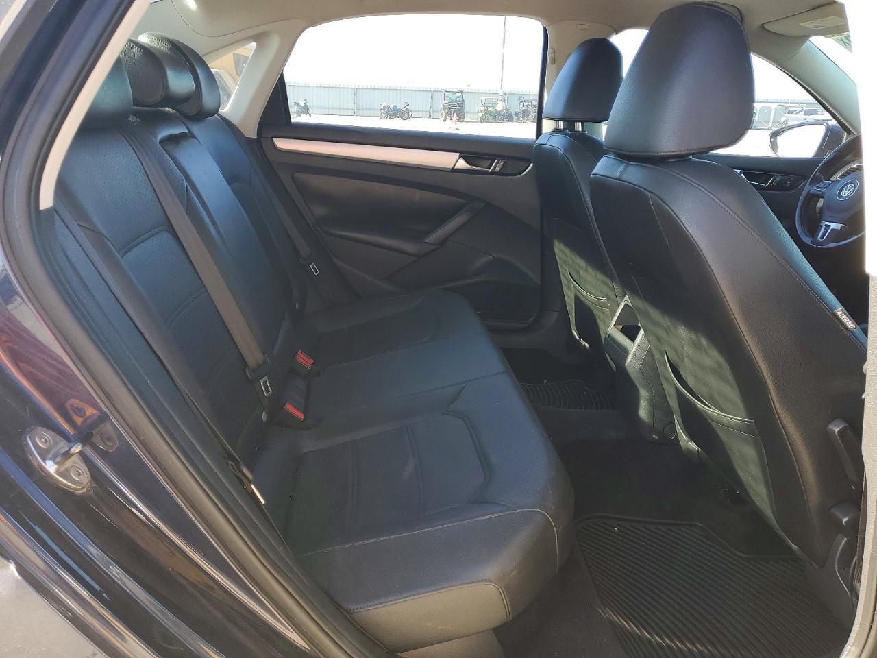 2012 VOLKSWAGEN Passat