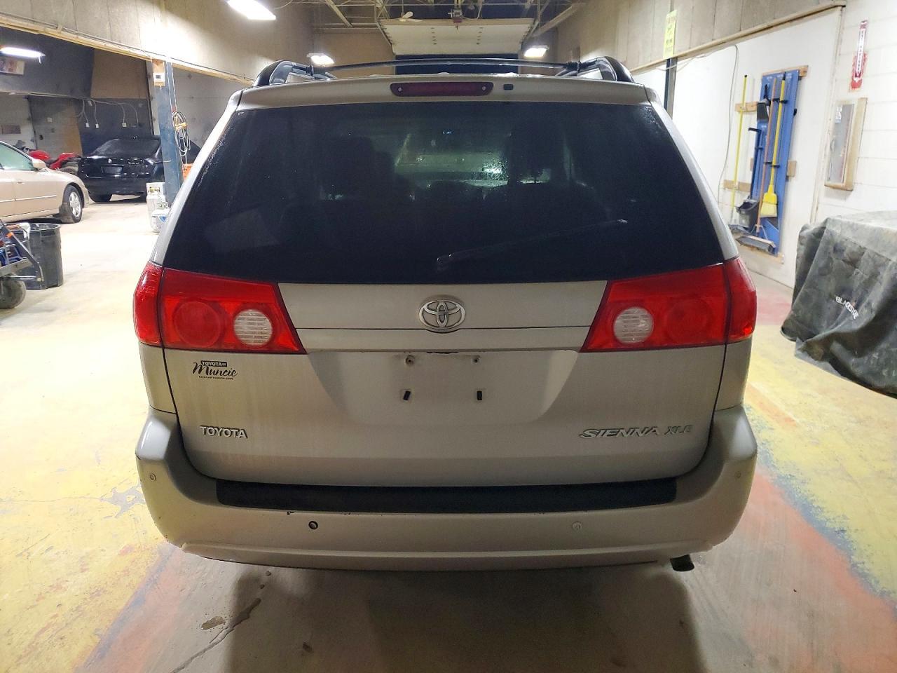 2009 TOYOTA SIENNA
