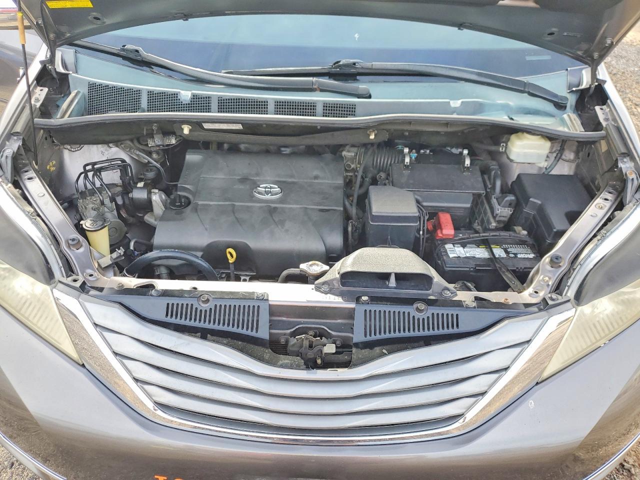 2013 TOYOTA SIENNA