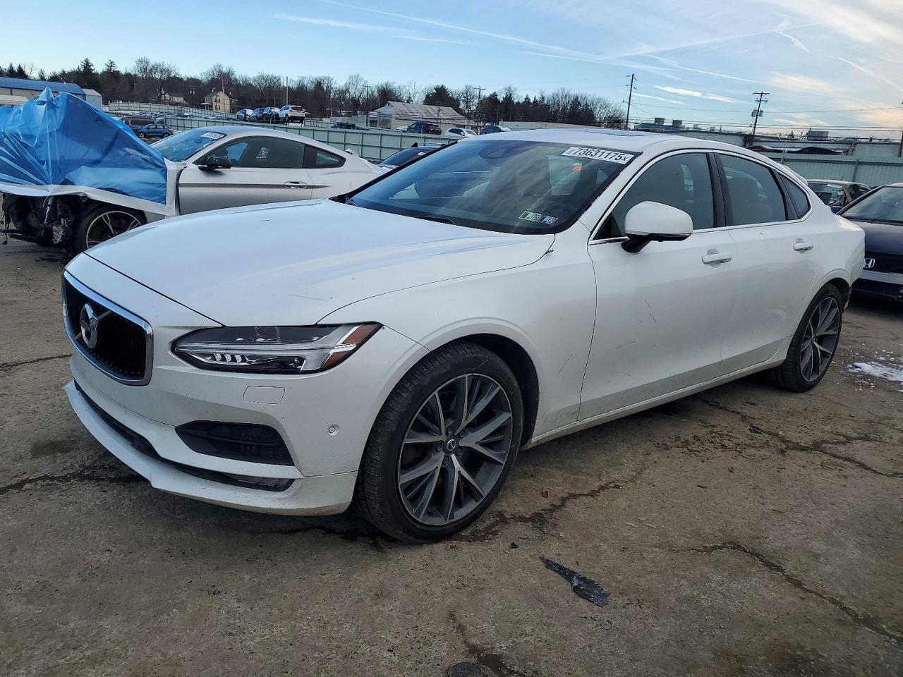 2017 VOLVO S90