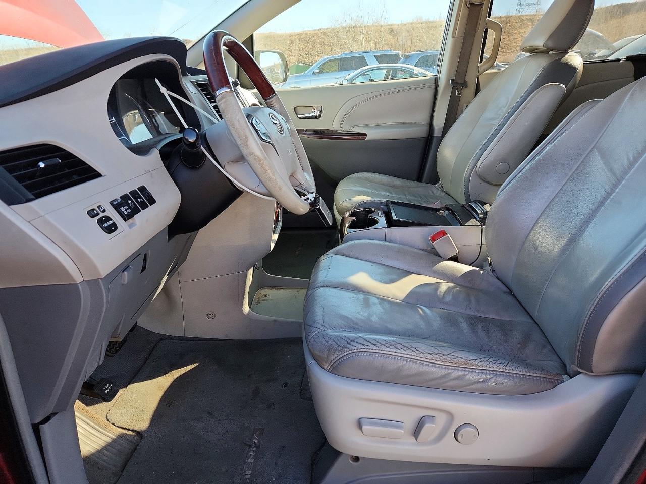2011 TOYOTA SIENNA