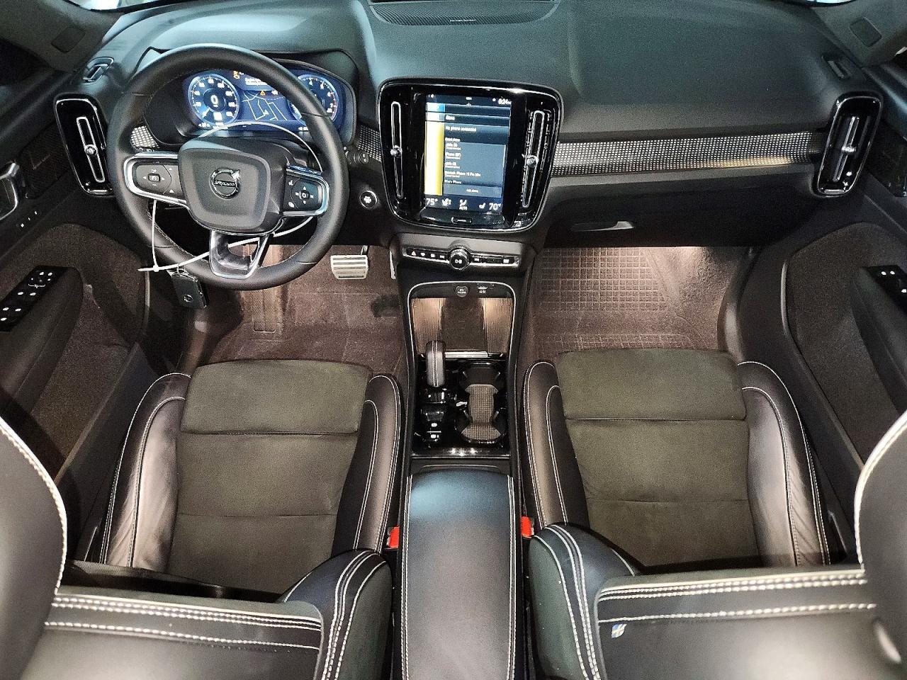 2022 VOLVO XC40
