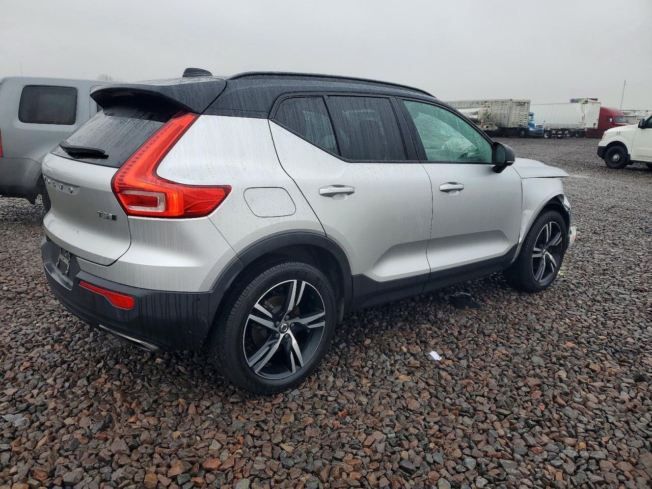 2019 VOLVO XC40