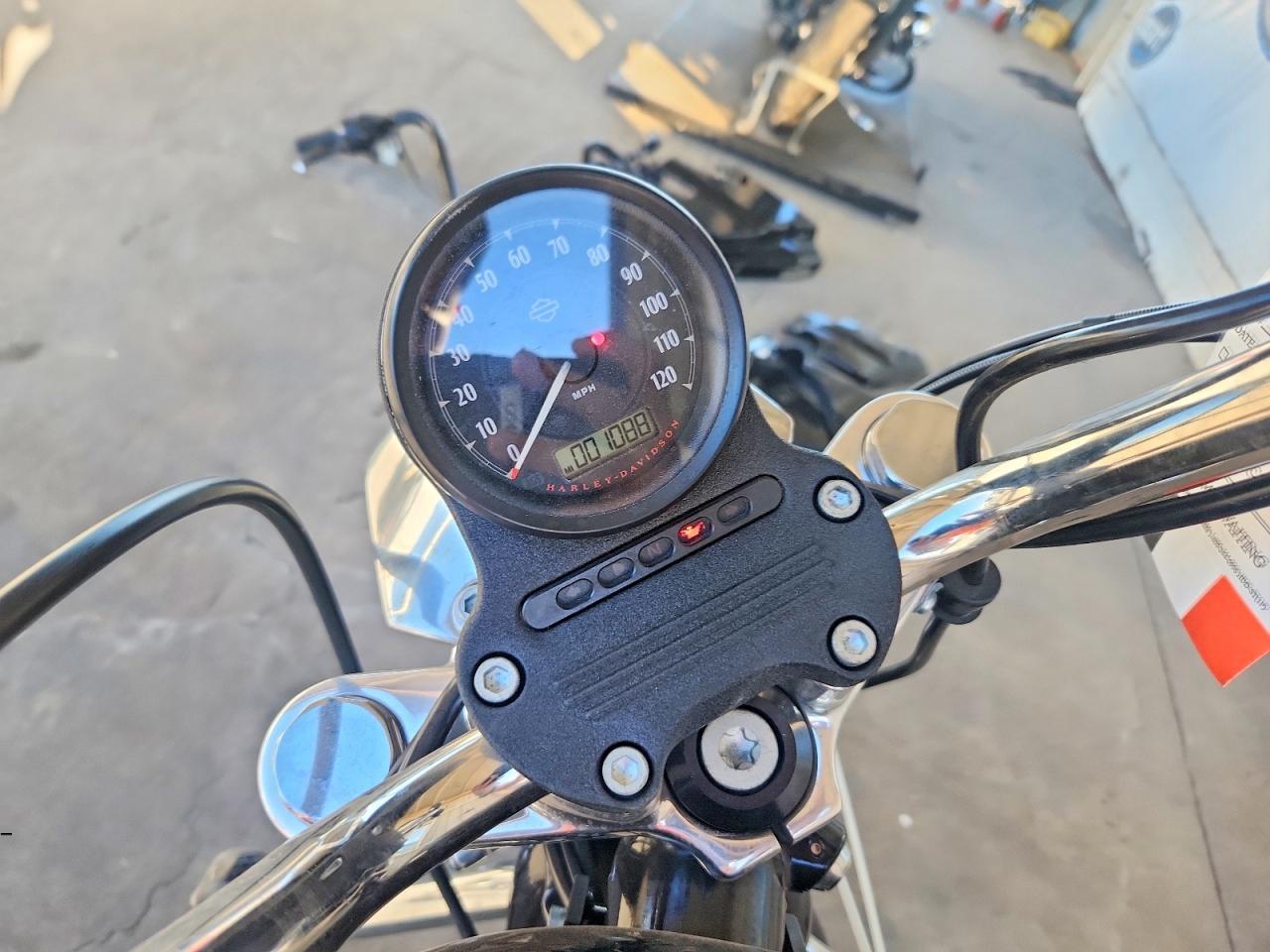 2015 HARLEY-DAVIDSON Xl883