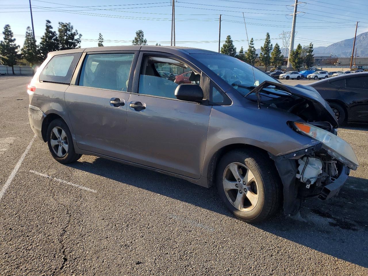 2011 TOYOTA SIENNA