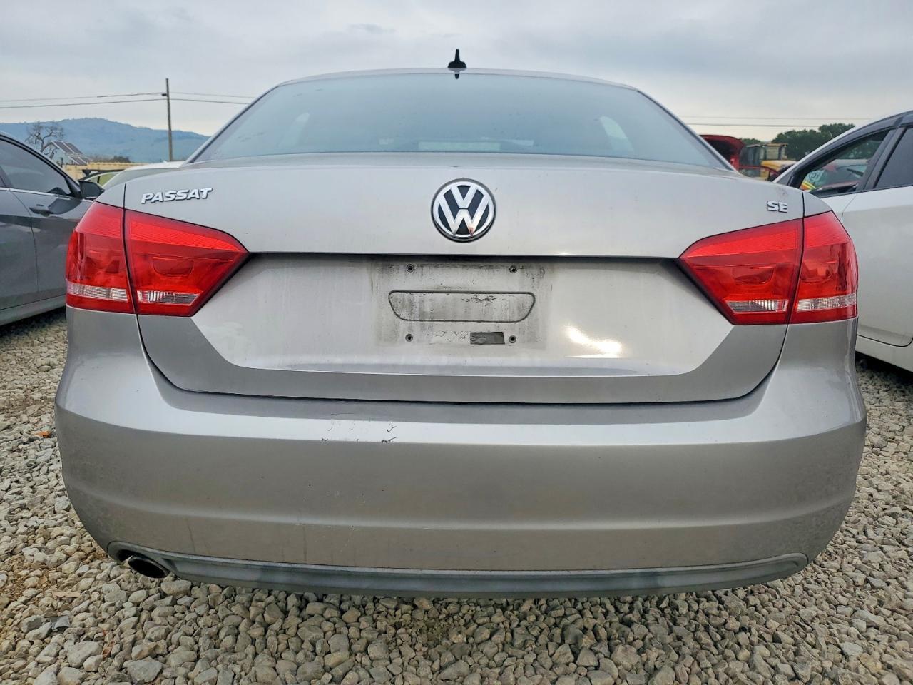 2012 VOLKSWAGEN Passat