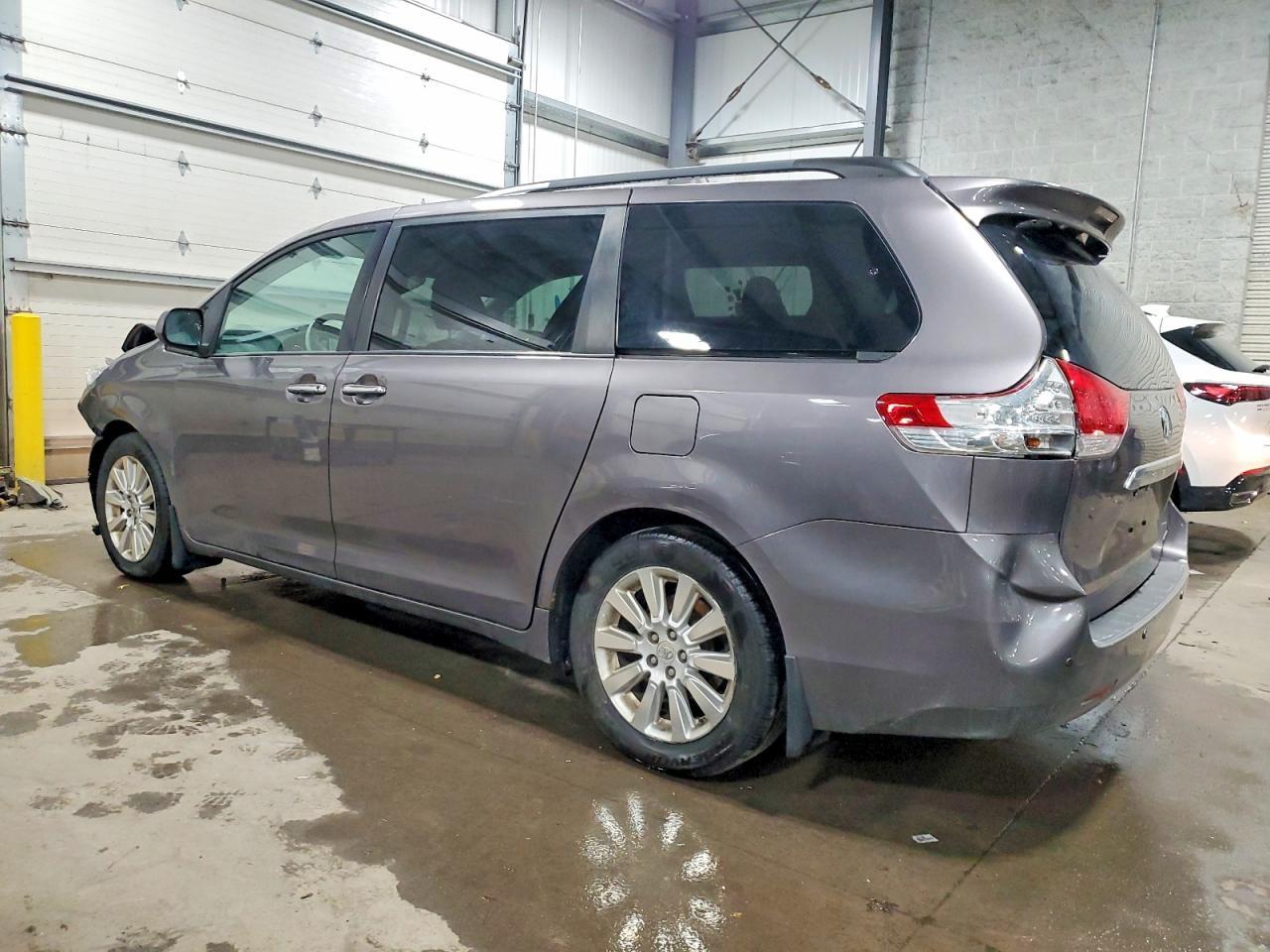 2011 TOYOTA SIENNA