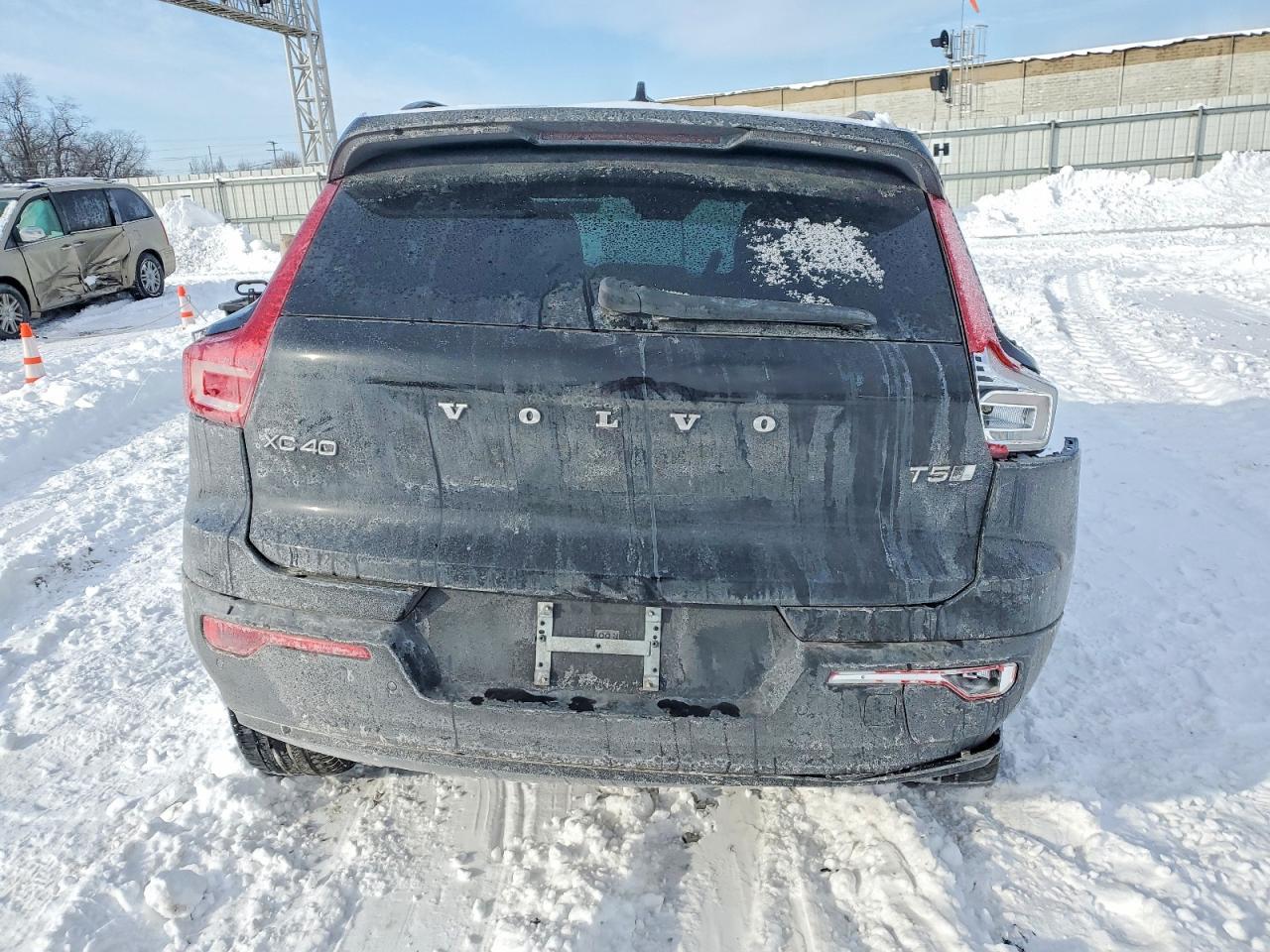 2021 VOLVO XC40