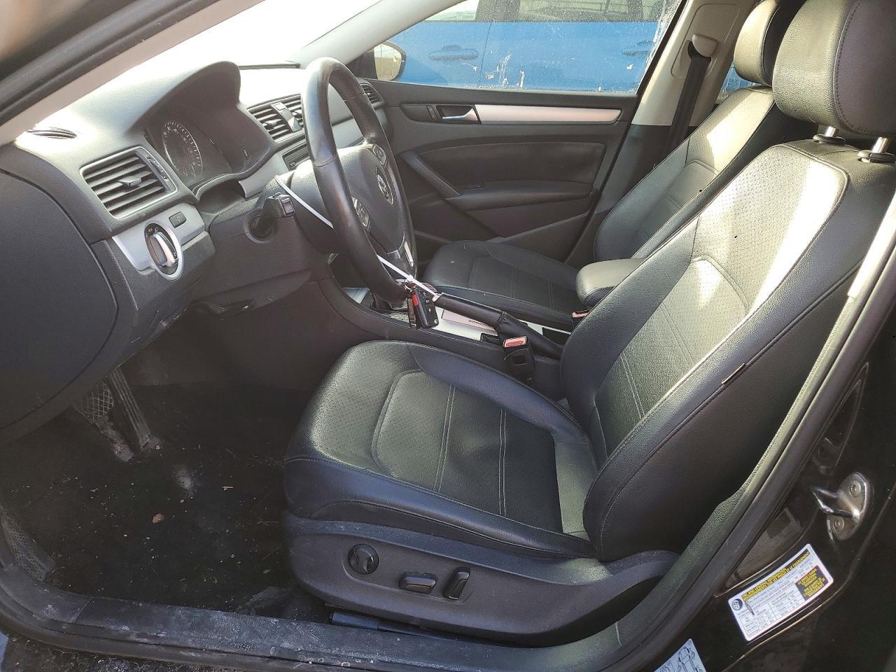 2012 VOLKSWAGEN Passat