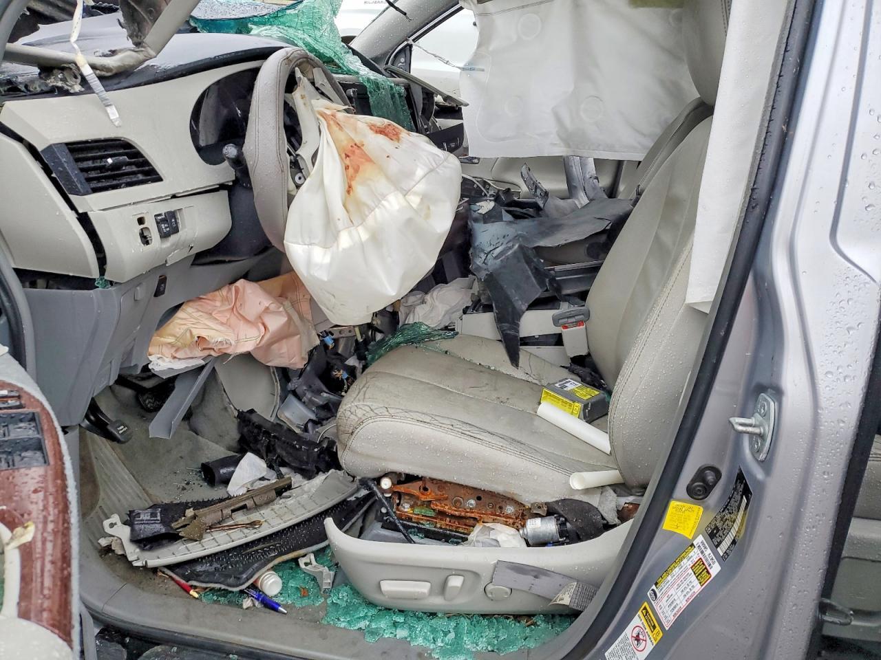 2012 TOYOTA SIENNA