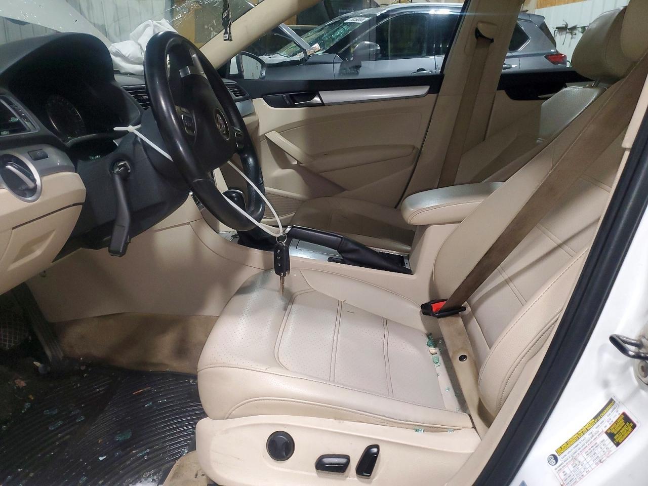 2012 VOLKSWAGEN Passat