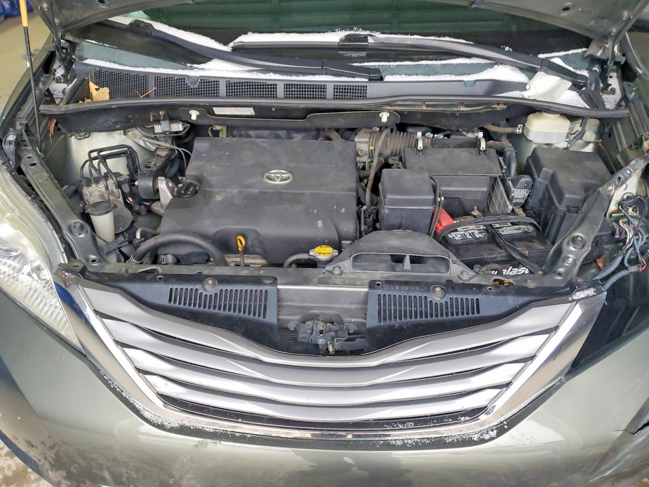 2012 TOYOTA SIENNA