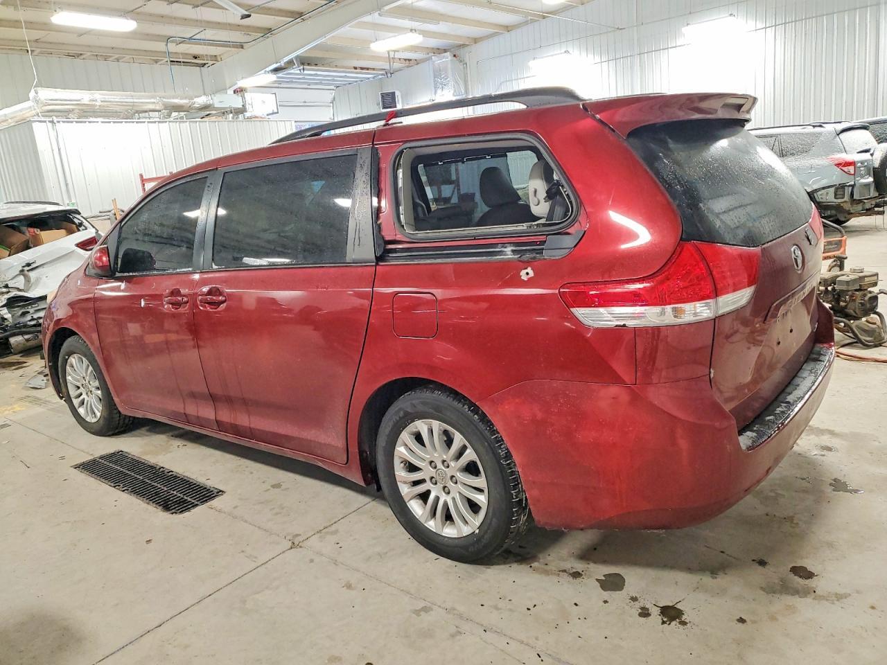 2012 TOYOTA SIENNA