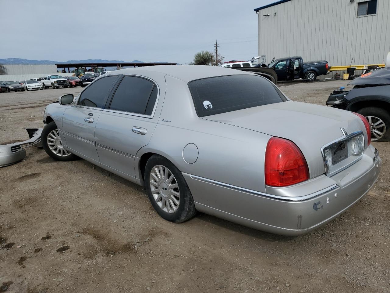 2003 LINCOLN Town Car