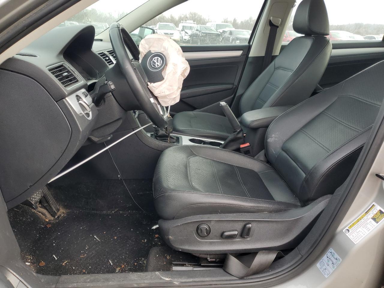 2013 VOLKSWAGEN Passat