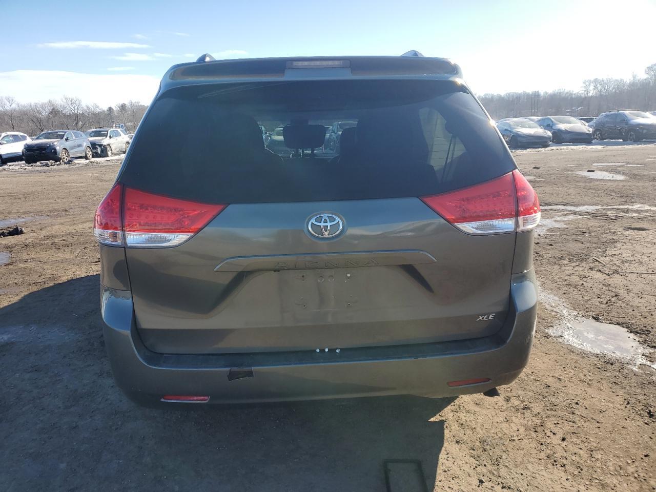 2011 TOYOTA SIENNA