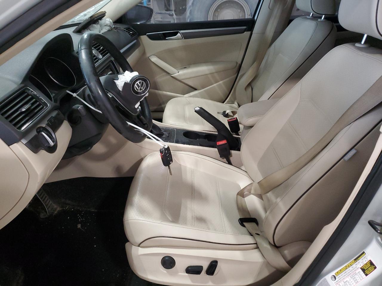 2017 VOLKSWAGEN Passat