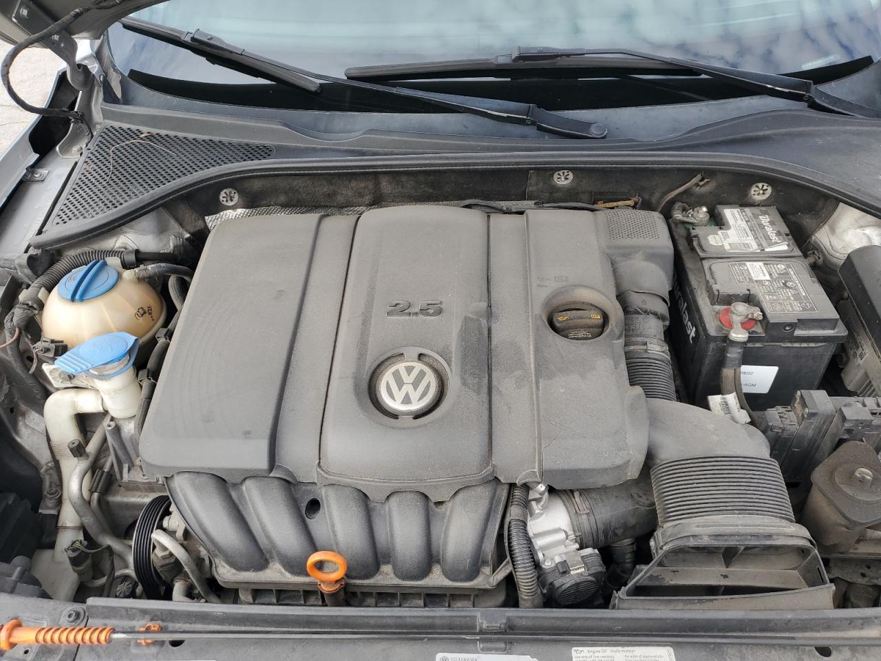 2013 VOLKSWAGEN Passat