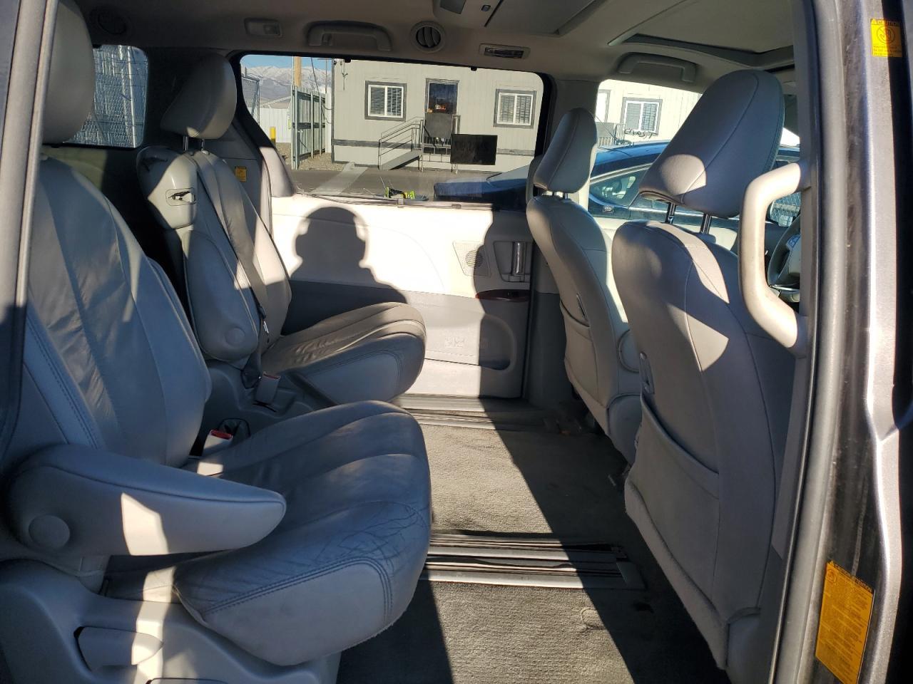 2011 TOYOTA SIENNA