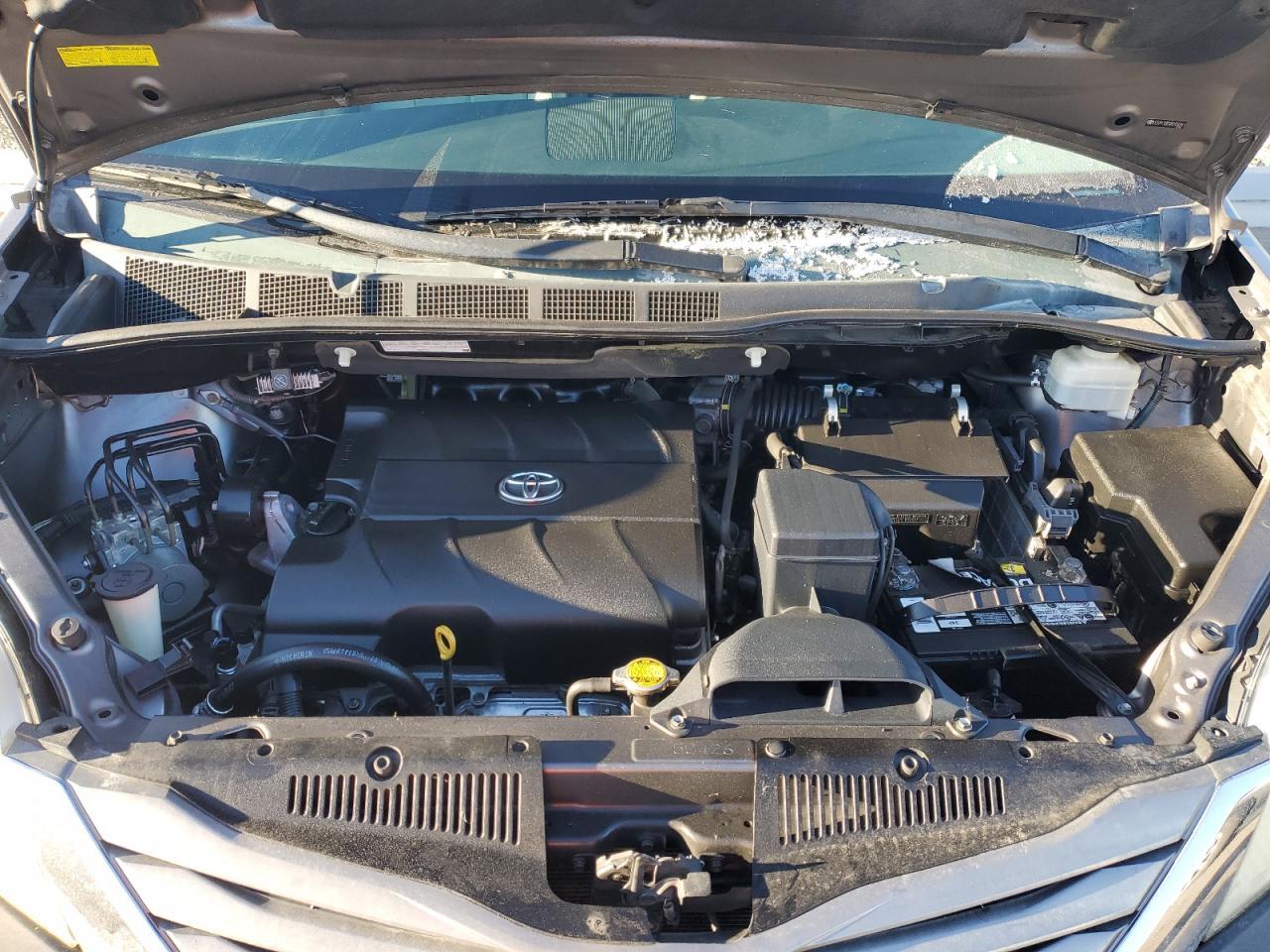 2011 TOYOTA SIENNA