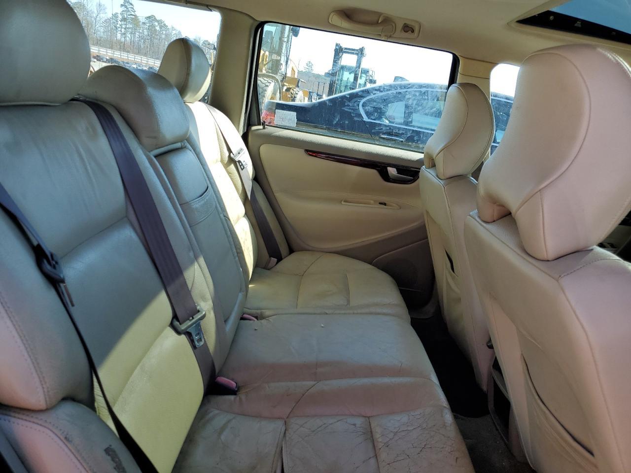 2004 VOLVO V70