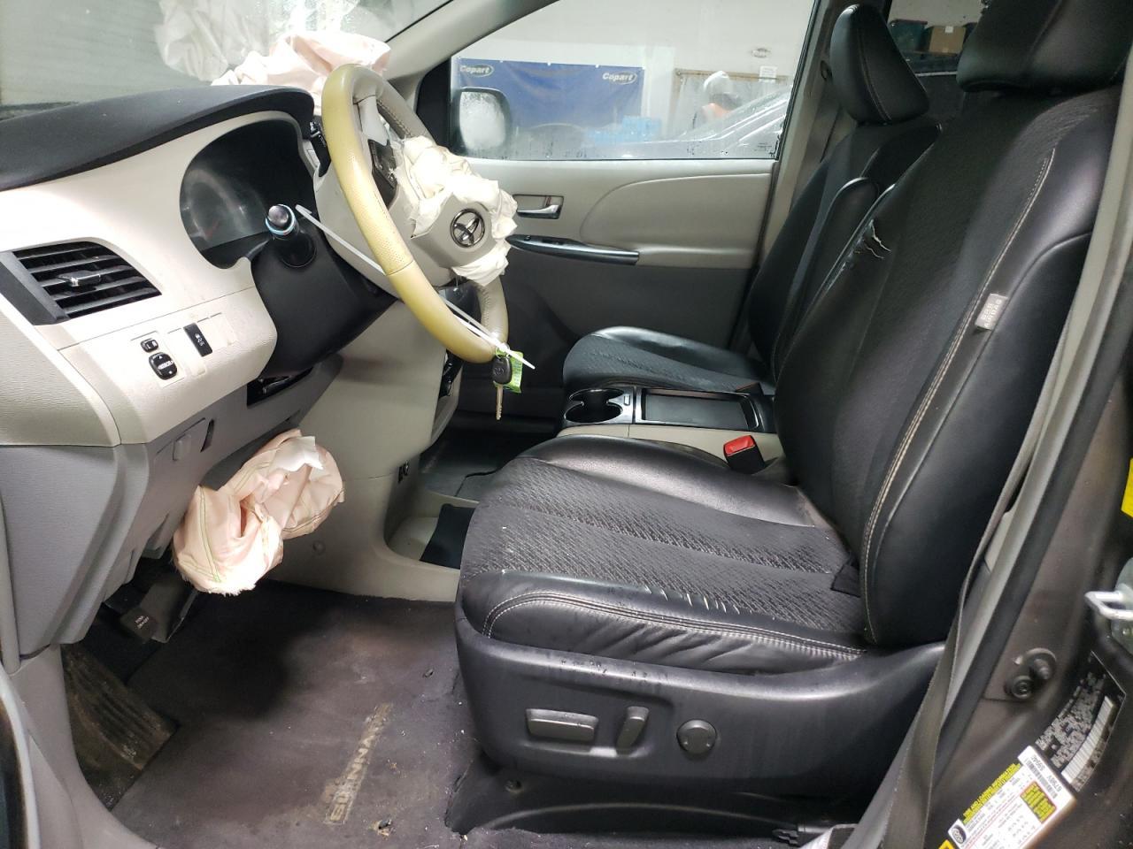 2011 TOYOTA SIENNA