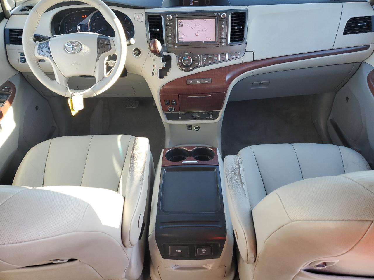 2011 TOYOTA SIENNA