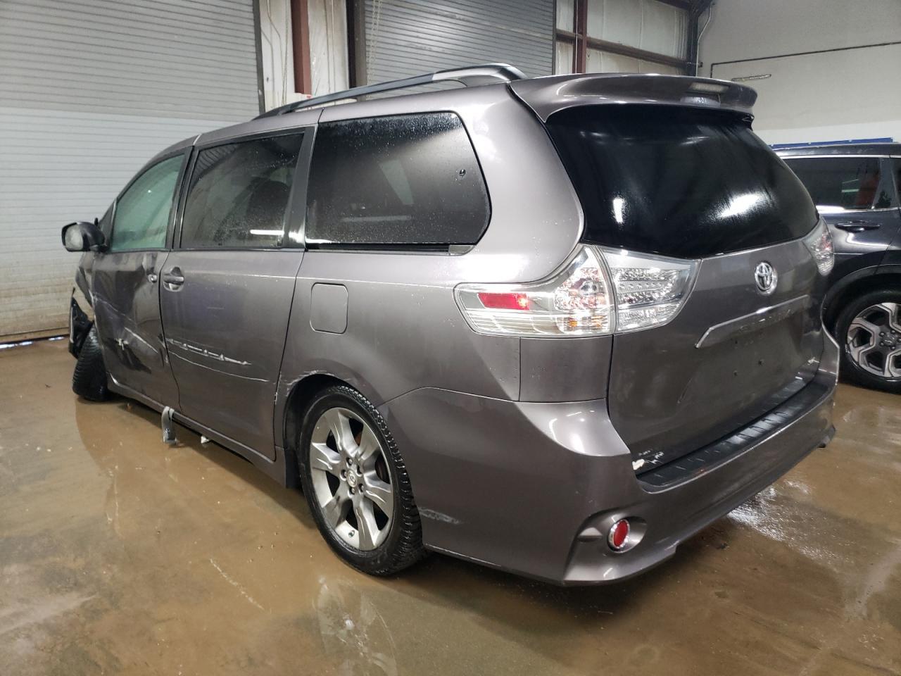 2011 TOYOTA SIENNA
