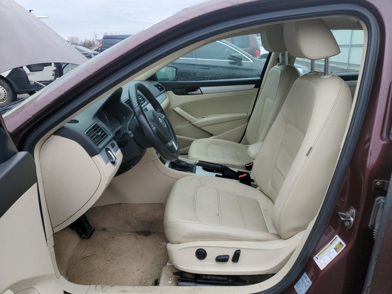 2013 VOLKSWAGEN Passat