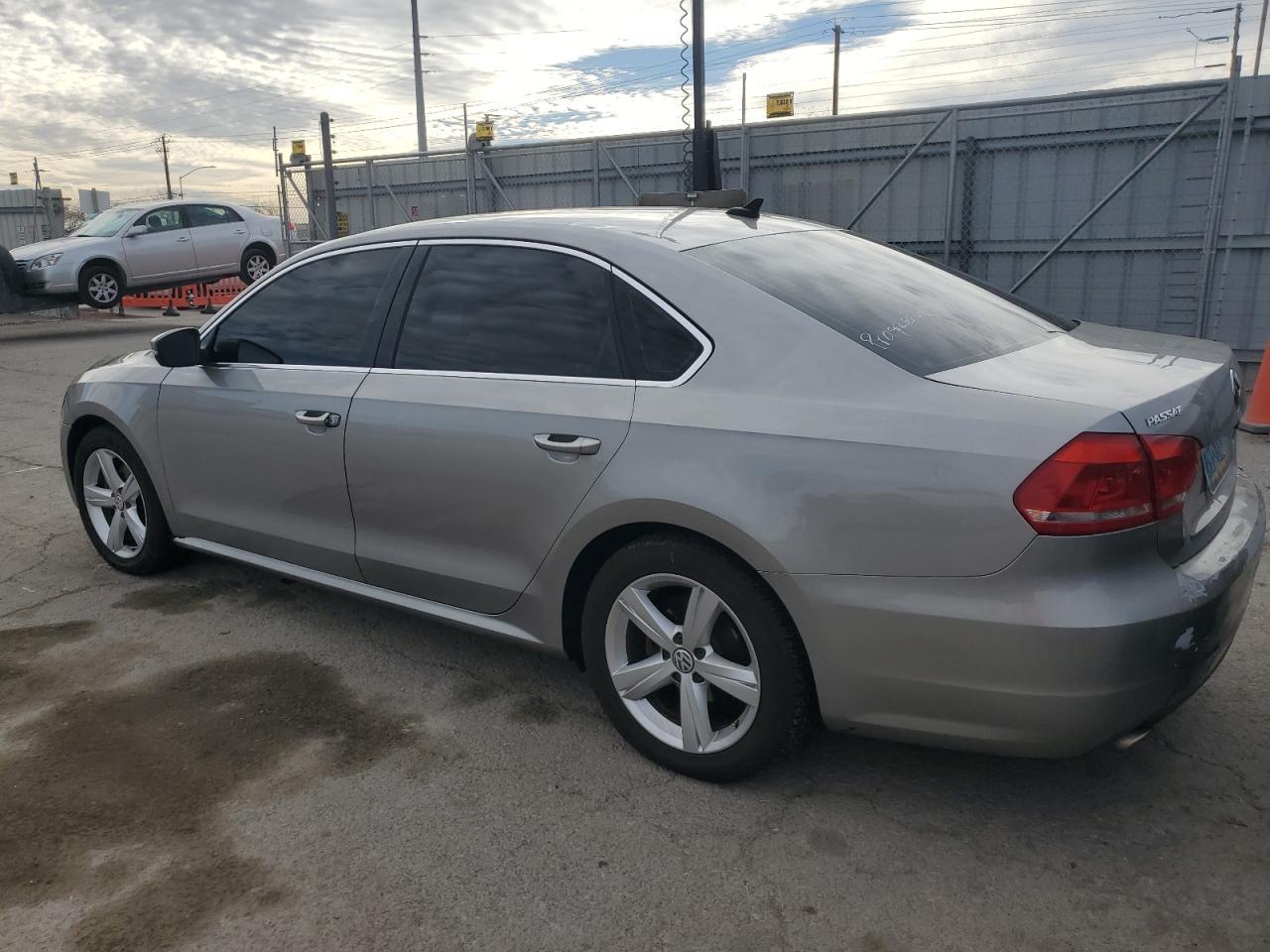 2013 VOLKSWAGEN Passat
