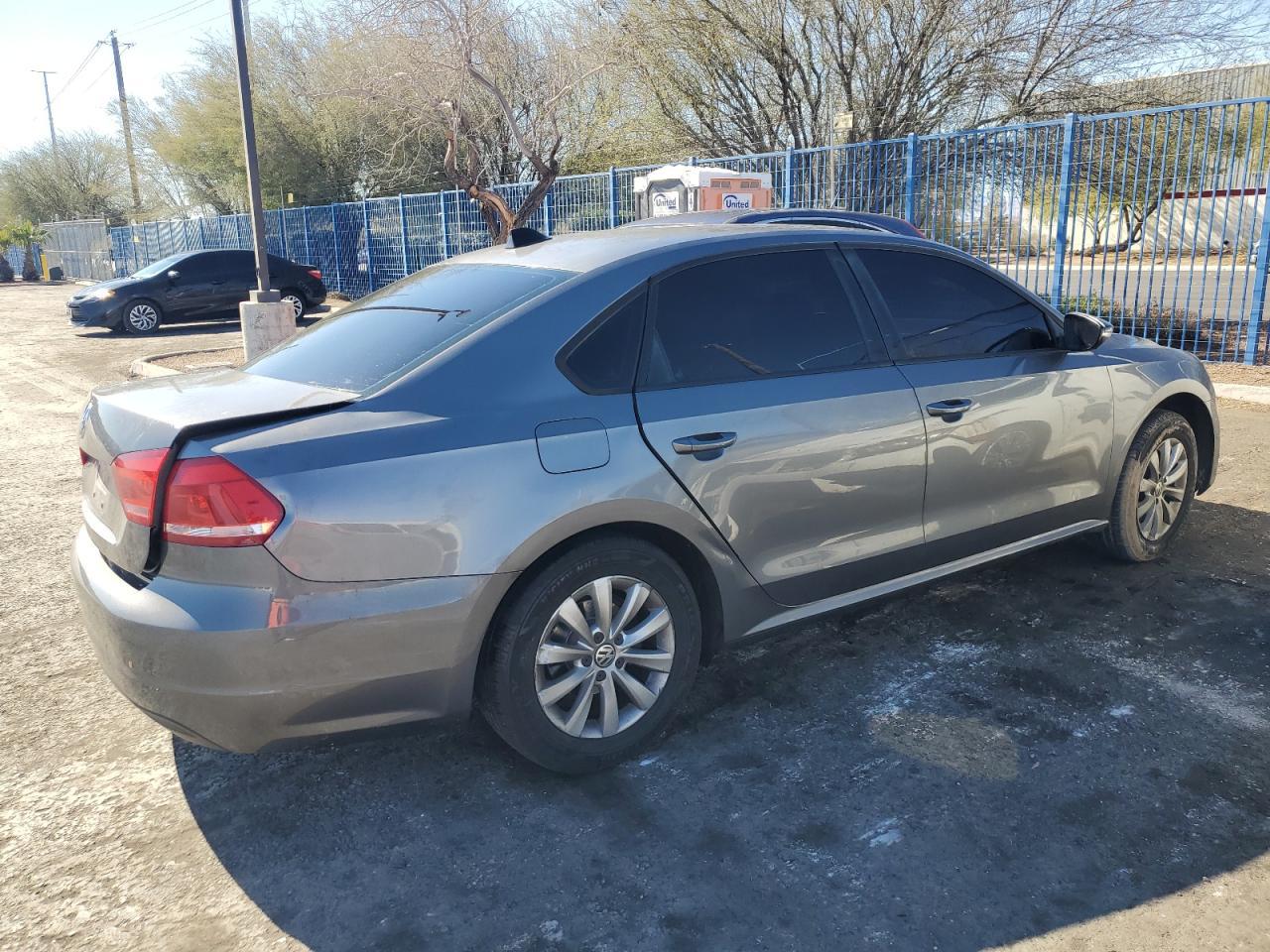2012 VOLKSWAGEN Passat