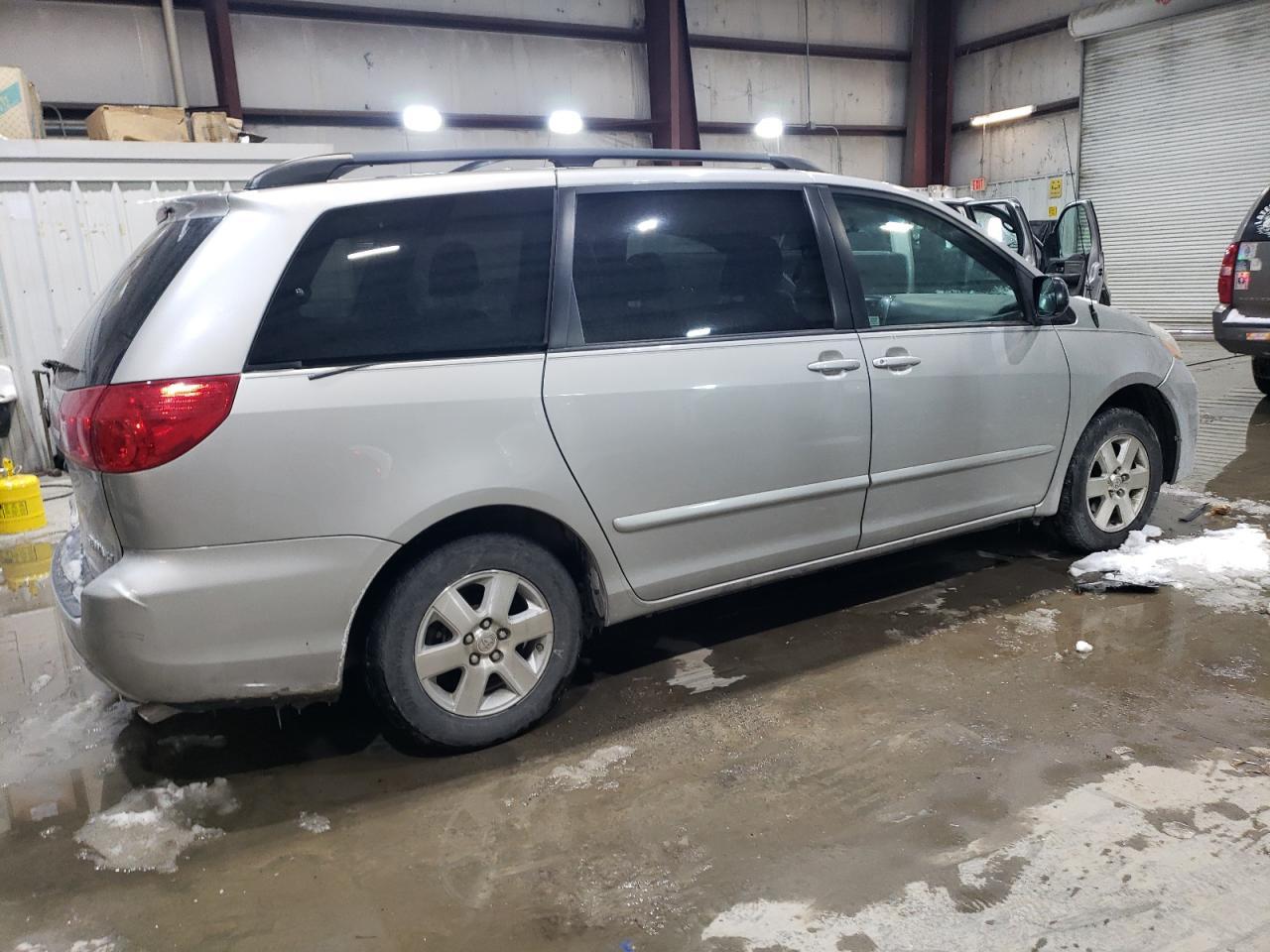2009 TOYOTA SIENNA